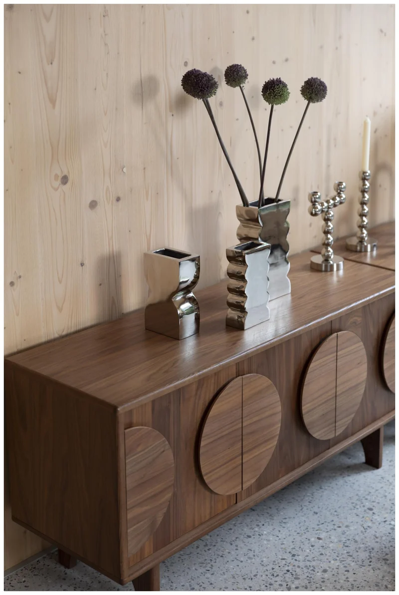 Sideboard GROOVE mit 3 Türen und Walnussfurnier von Zuiver