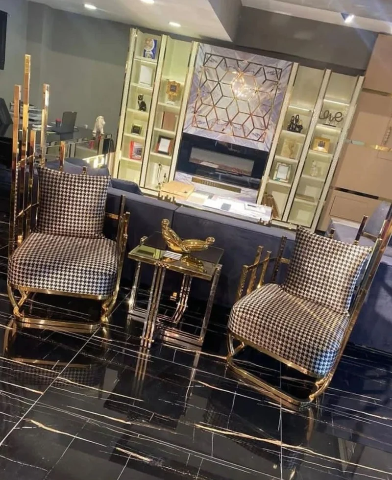 Casa Padrino Luxus Designer Sessel linke Seite mit Kissen Schwarz / Weiß / Gold 91,5 x 75 x H. 136,5 cm - Wohnzimmer Möbel - Hotel Möbel - Luxus Möbel