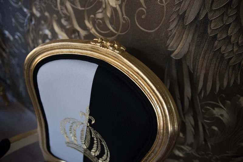 Casa Padrino Pompöös by Harald Glööckler Barock Esszimmerstuhl mit Armlehnen, Schwarz / Weiß / Gold, 48 x 54 x 100 cm