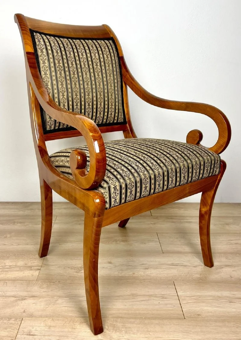 Casa Padrino Luxus Biedermeier Esszimmer Stuhl mit Armlehnen und Streifen Braun / Beige / Schwarz 60 x H. 95 cm - Massivholz Küchen Stuhl - Massivholz Esszimmer Möbel - Biedermeier Esszimmer Möbel