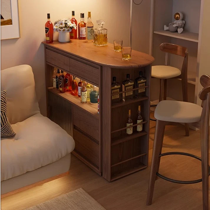 Um 360 Grad drehbarer Bartisch mit Schrank und Hockern