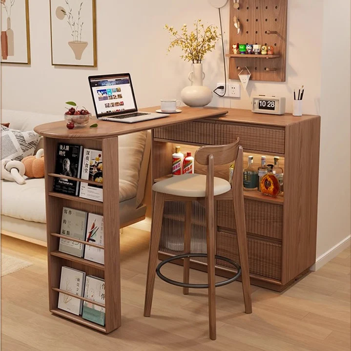 Um 360 Grad drehbarer Bartisch mit Schrank und Hockern