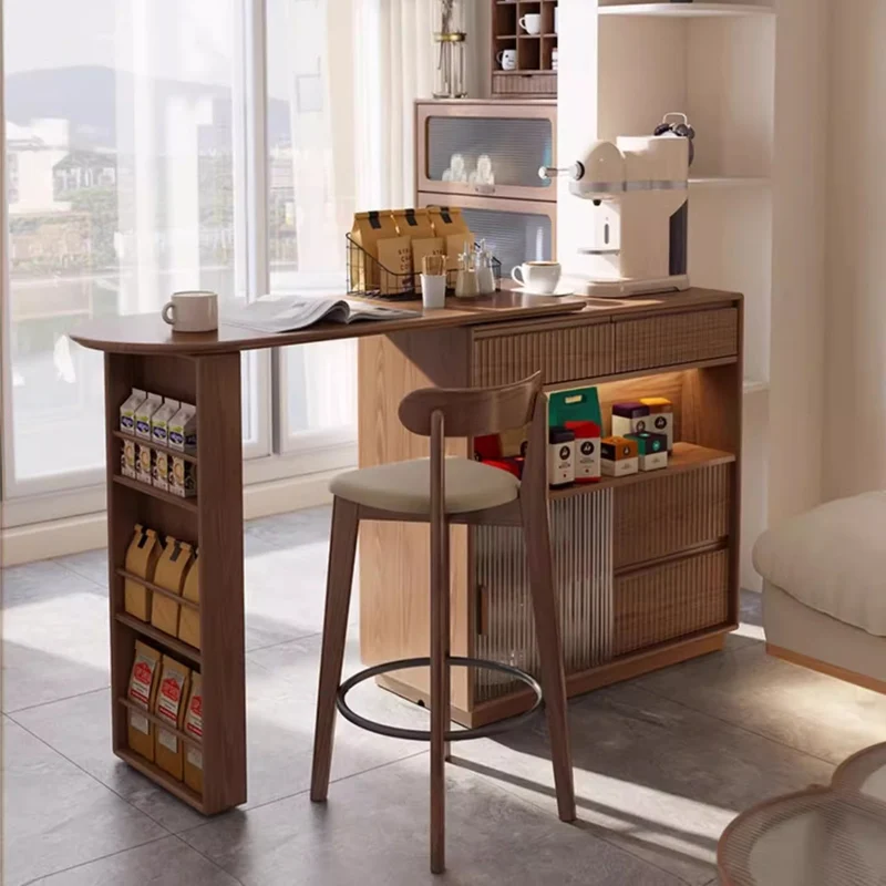 Um 360 Grad drehbarer Bartisch mit Schrank und Hockern