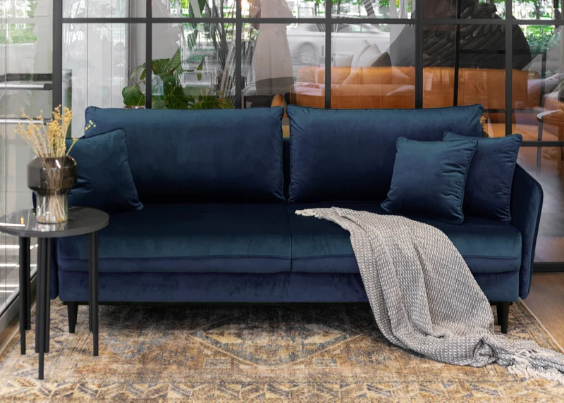 Dreisitziges ausklappbares Sofa Volio, samtblau, wasserabweisend, schwarze Beine