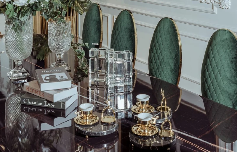Casa Padrino Luxus Esszimmer Set Schwarz / Grün / Gold - 1 Luxus Esstisch & 10 Luxus Esszimmerstühle - Esszimmer Möbel - Luxus Qualität
