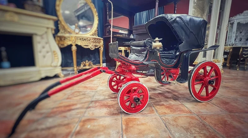 Casa Padrino Barock Kinder Pferdekutsche Schwarz / Rot - Prunkvolle Kinder Kutsche im Barockstil - Handgfertigte Barockstil Kutsche - Barock Deko Accessoires - Barock Möbel - Edel & Prunkvoll