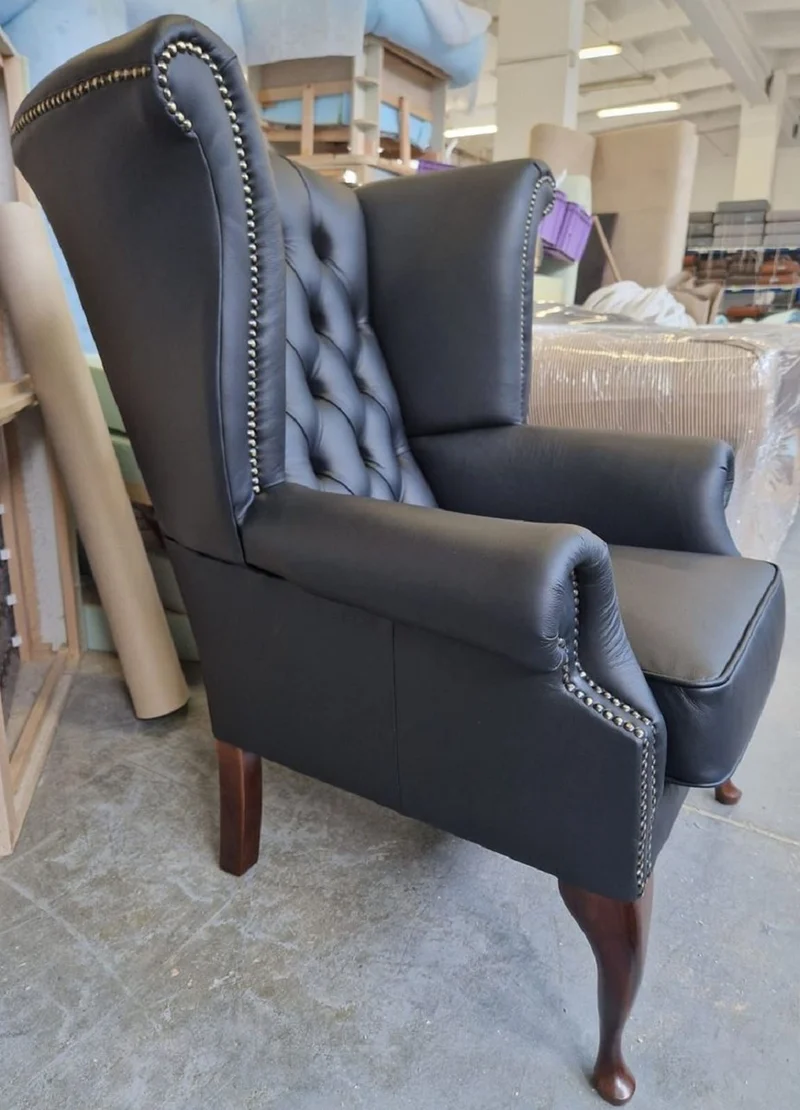 Casa Padrino Luxus Chesterfield Ohrensessel Schwarz / Dunkelbraun 98 x 90 x H. 110 cm - Echtleder Chesterfield Wohnzimmer Sessel - Wohnzimmer Möbel - Chesterfield Möbel - Luxus Leder Möbel
