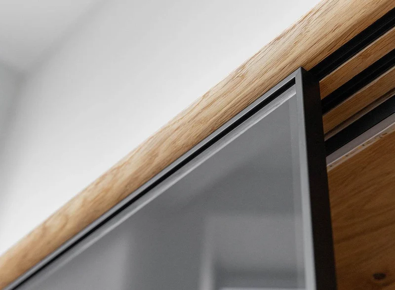 Industrial Vitrine aus massiver Eiche | Wohnzimmerschrank Modern Loft mit drei Schubladen und Glastür
