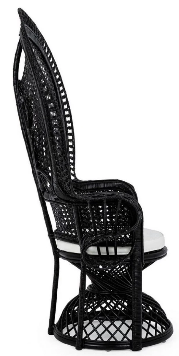 Casa Padrino Luxus Rattan Sessel Schwarz / Weiß 106 x 71 x H. 148 cm - Vintage Stil Rattan Sessel mit Sitzkissen - Vintage Stil Rattan Möbel - Garten & Terrassen Möbel