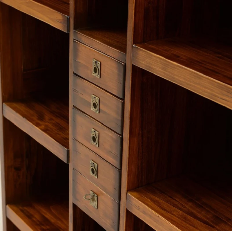 Casa Padrino Luxus Vintage Stil Bücherschrank Braun / Messing 105 x 35 x H. 169 cm - Massivholz Regalschrank - Wohnzimmer Schrank - Büro Schrank - Büro Möbel - Luxus Vintage Stil Möbel