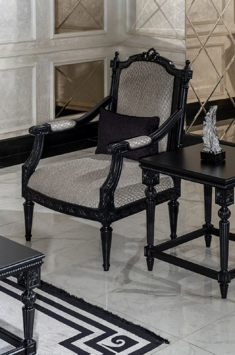 Casa Padrino Luxus Barock Wohnzimmer Sessel Silber / Schwarz - Handgefertigter Barockstil Sessel mit dekorativem Kissen - Luxus Wohnzimmer Möbel im Barockstil - Barock Möbel - Edel & Prunkvoll