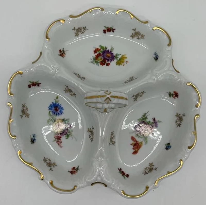 Casa Padrino Luxus Barock Porzellan Servierschale mit Tragegriff Weiß / Mehrfarbig / Gold Ø 25 cm - Nuss & Gebäck Schale - Luxus Barock Accessoires - Reichenbach Porzellan - Made in Germany
