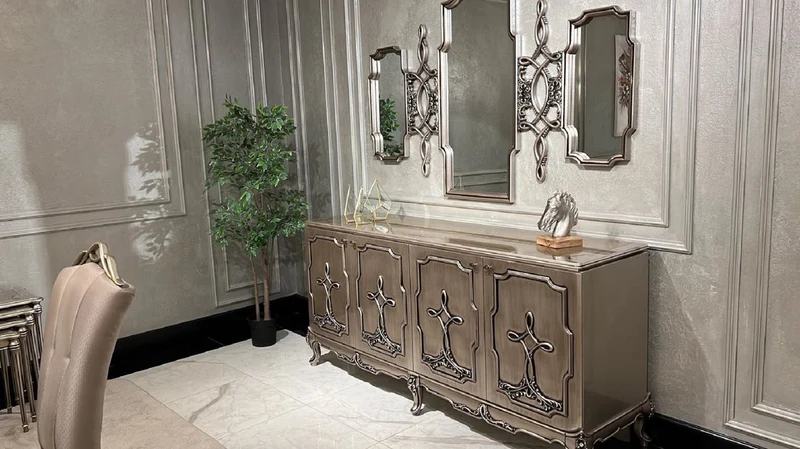 Casa Padrino Luxus Barock Sideboard Silber - Barockstil Massivholz Schrank mit 4 Türen - Luxus Esszimmer Möbel im Barockstil - Barock Esszimmer Möbel - Barock Küchen Möbel