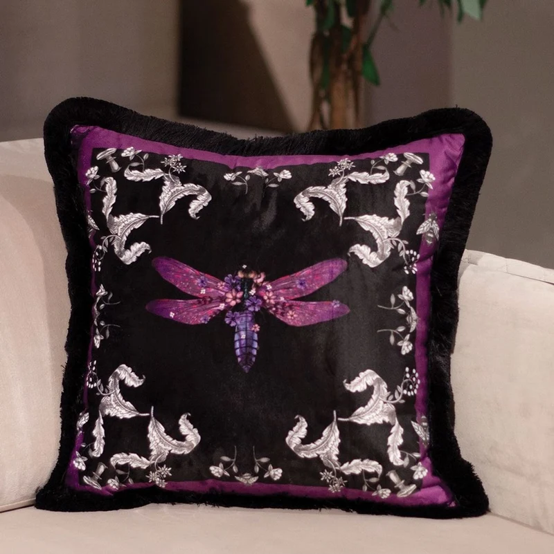 Casa Padrino Luxus Deko Kissen Libelle & Blumen Lila / Grau / Schwarz 45 x 45 cm - Bedrucktes Samt Kissen mit Fransen - Luxus Deko Accessoires
