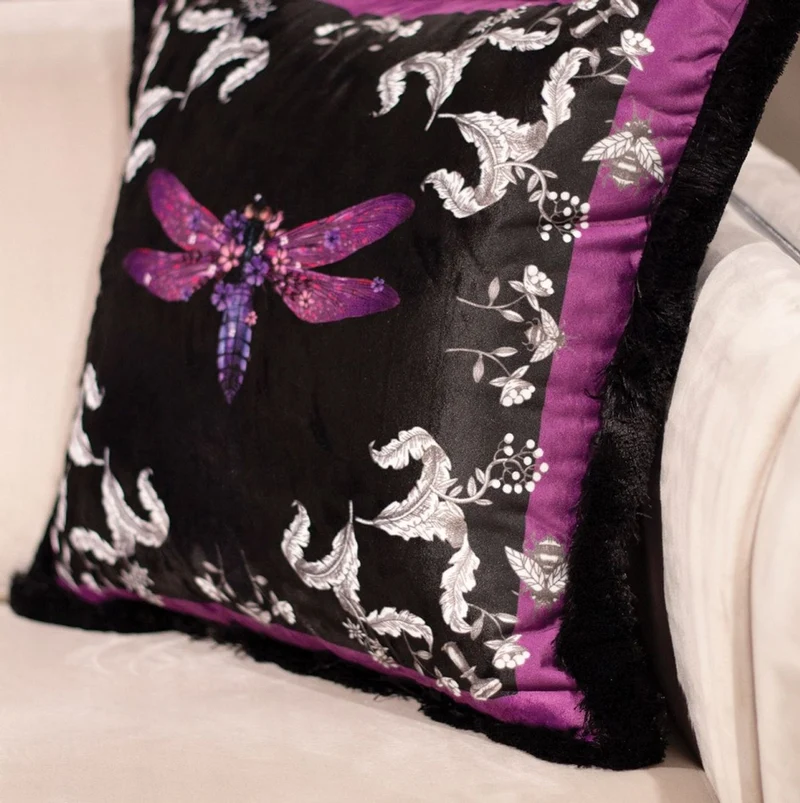 Casa Padrino Luxus Deko Kissen Libelle & Blumen Lila / Grau / Schwarz 45 x 45 cm - Bedrucktes Samt Kissen mit Fransen - Luxus Deko Accessoires