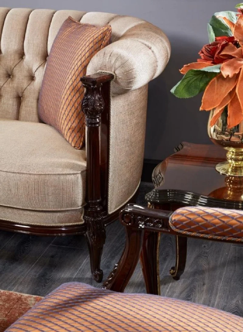 Casa Padrino Luxus Barock Chesterfield Sofa Beige / Dunkelbraun - Prunkvolles Wohnzimmer Sofa - Barockstil Wohnzimmer Möbel - Luxus Möbel im Barockstil - Barock Einrichtung - Edel & Prunkvoll