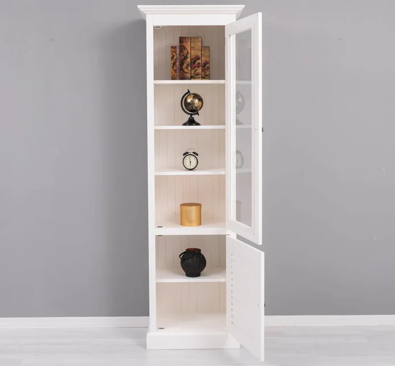 Schmaler Vitrinenschrank aus Massivholz mit Lamellentür