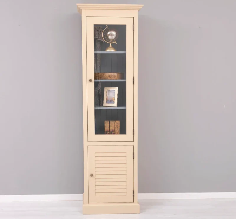 Schmaler Vitrinenschrank aus Massivholz mit Lamellentür
