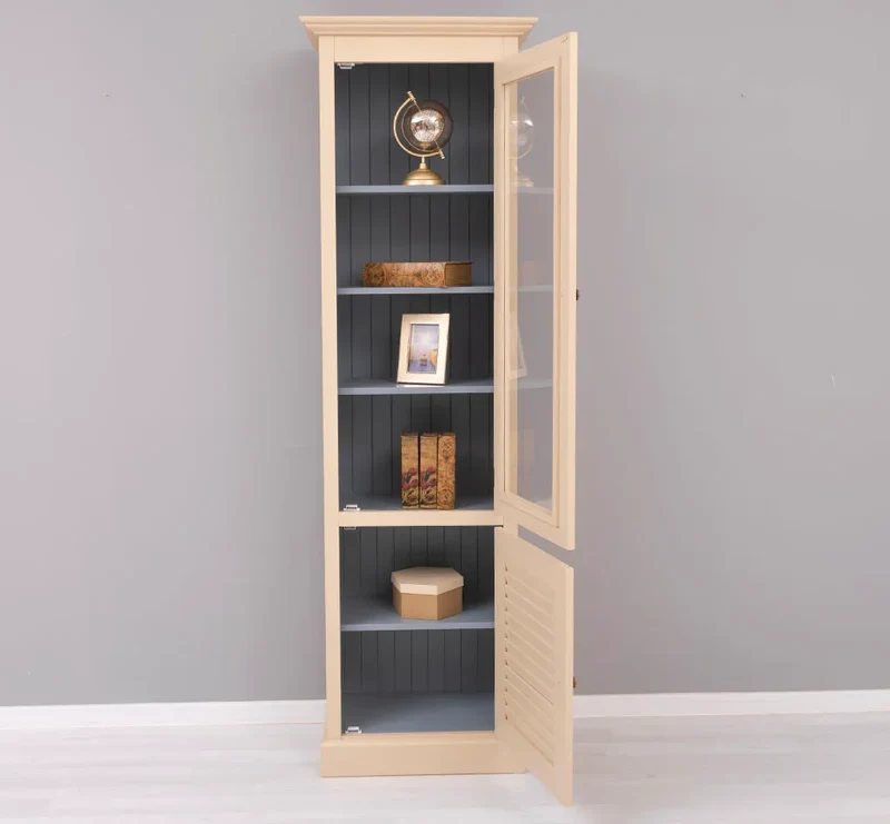 Schmaler Vitrinenschrank aus Massivholz mit Lamellentür