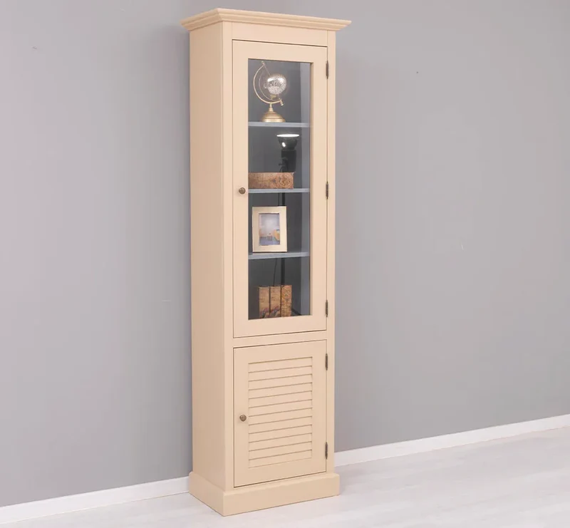 Schmaler Vitrinenschrank aus Massivholz mit Lamellentür