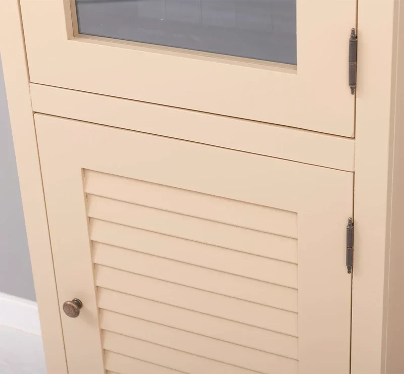 Schmaler Vitrinenschrank aus Massivholz mit Lamellentür