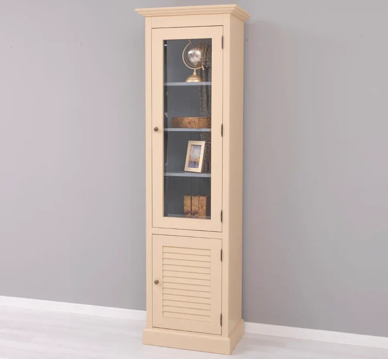 Schmaler Vitrinenschrank aus Massivholz mit Lamellentür