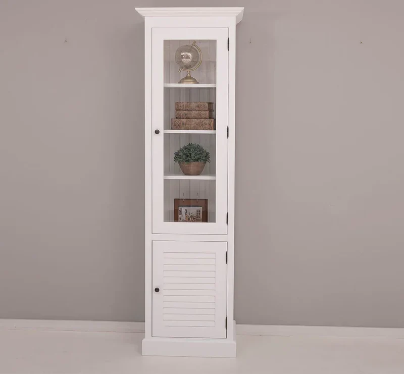Schmaler Vitrinenschrank aus Massivholz mit Lamellentür