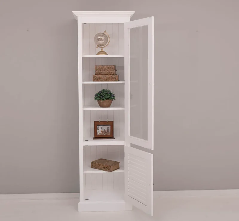 Schmaler Vitrinenschrank aus Massivholz mit Lamellentür
