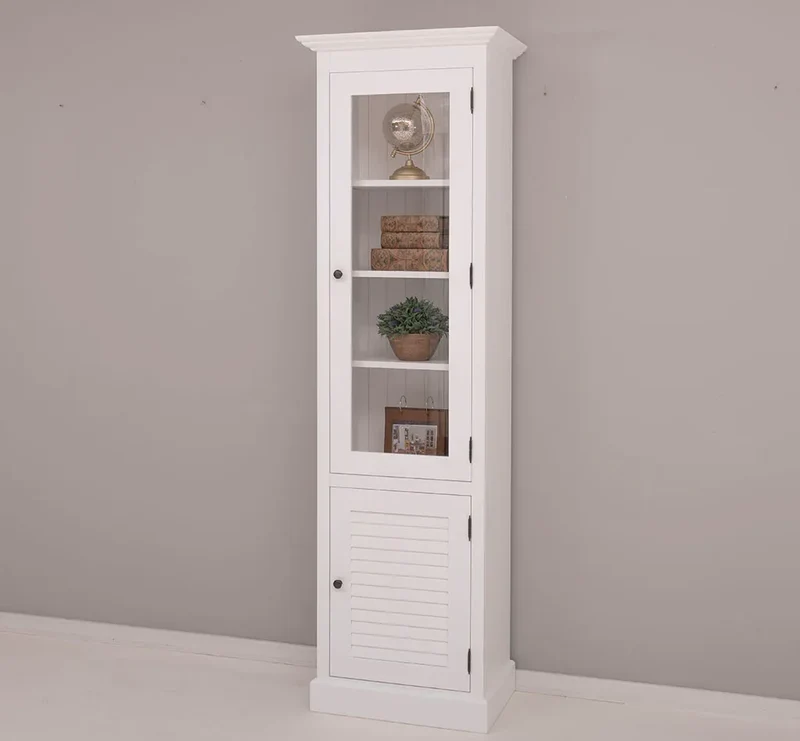 Schmaler Vitrinenschrank aus Massivholz mit Lamellentür