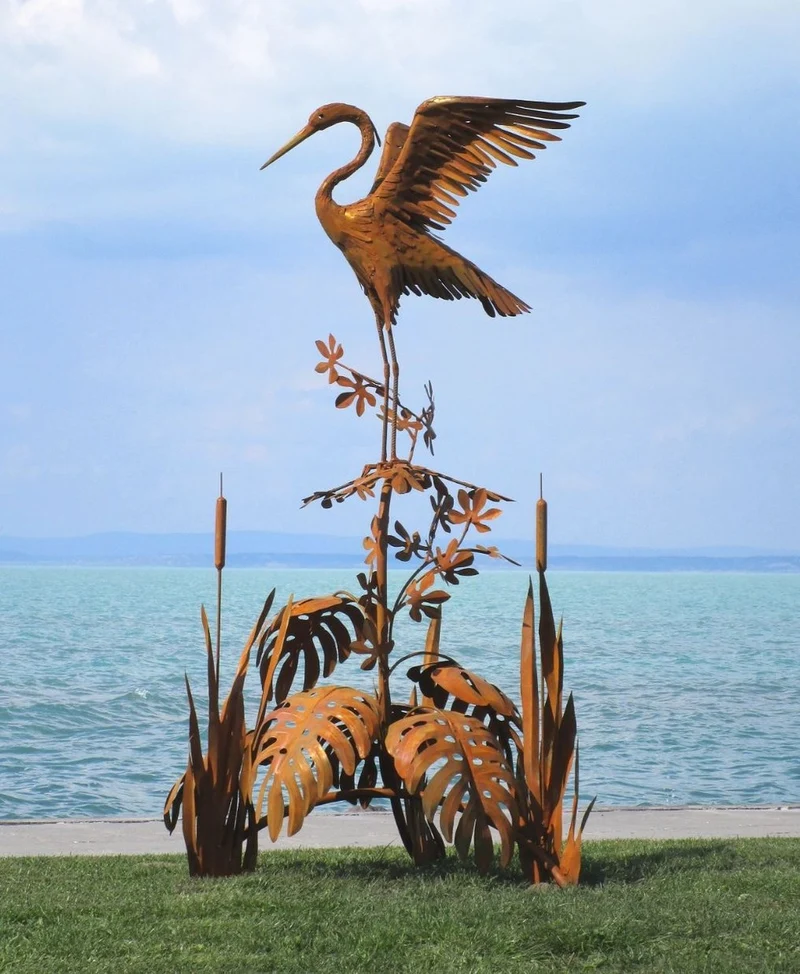 Casa Padrino Luxus Stahl Garten Skulptur Reiher auf Ast Rostfarben 103 x 108 x H. 218 cm - Handgefertigte Garten Deko Figur - Luxus Garten Dekoration