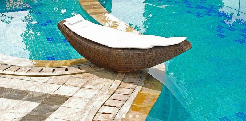 Casa Padrino Luxus Schaukelliege Dunkelbraun / Weiß 230 x 75 x H. 70 cm - Handgewebte Wetterbeständige Gartenliege - Moderne Poolliege - Garten Möbel - Hotel Möbel