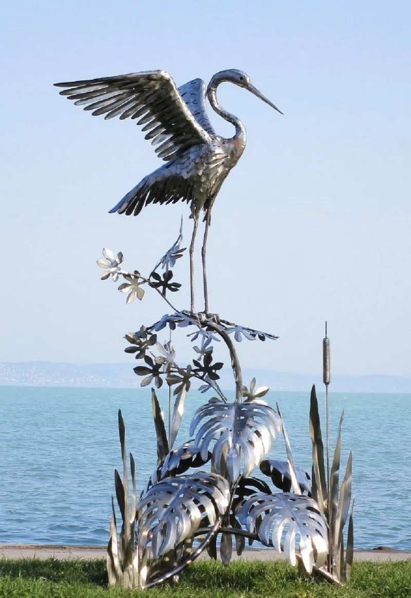 Casa Padrino Luxus Edelstahl Garten Skulptur Reiher auf Ast Silber 103 x 108 x H. 218 cm - Handgefertigte Garten Deko Figur - Luxus Garten Dekoration