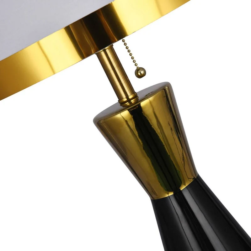 Casa Padrino Luxus Keramik Tischleuchte Schwarz / Gold / Weiß Ø 30 x H. 60 cm - Runde Keramik Schreibtischleuchte mit Lampenschirm - Luxus Keramik Leuchten
